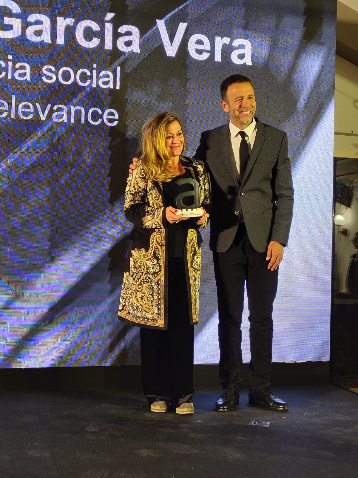 La Prof.ª María Paz García-Vera recibe el Premio AITANA a la Relevancia Social